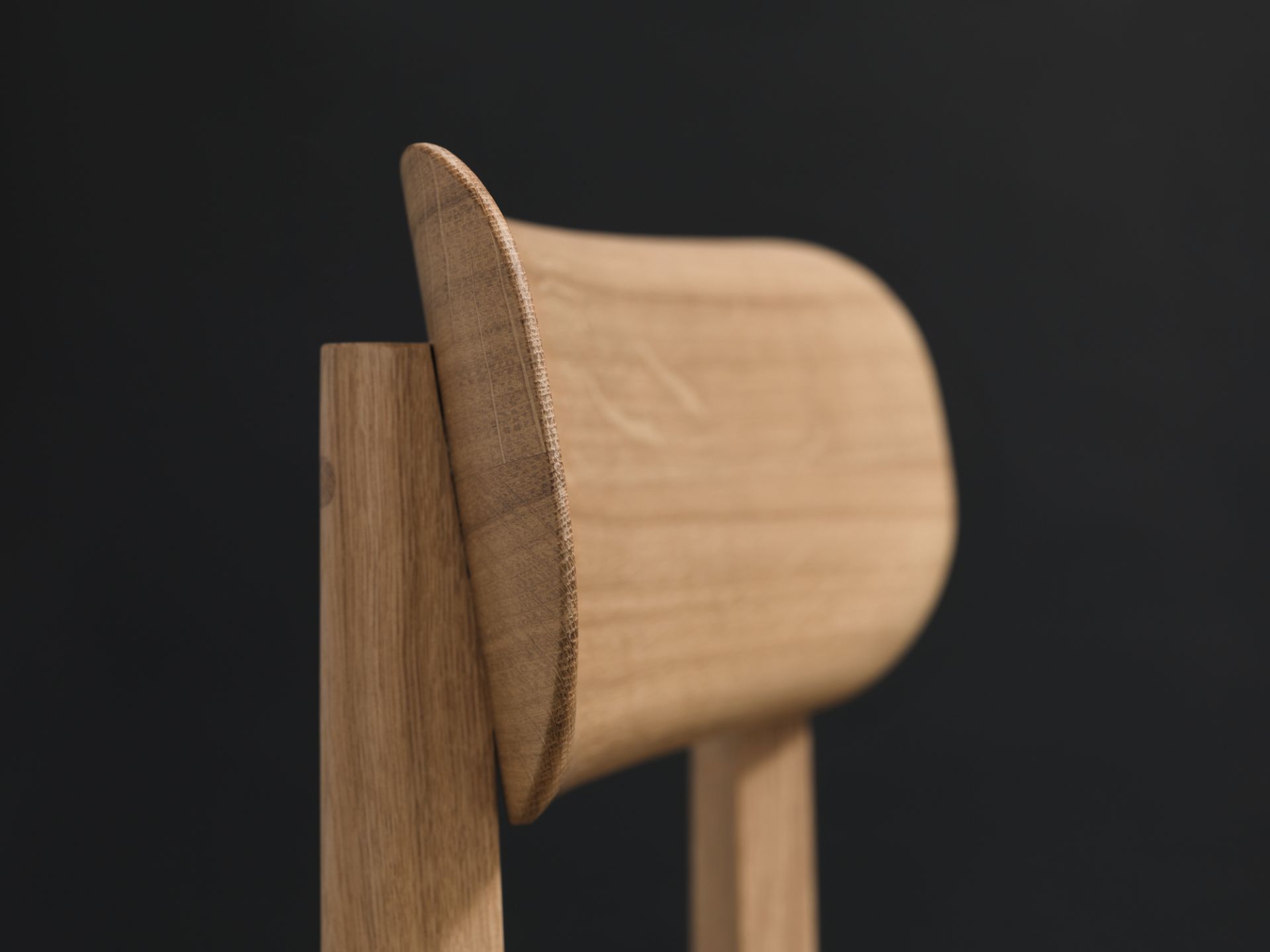 Detailaufnahme des 1.3 Chair Holzstuhls aus Eiche, Zeitraum Möbel, Fokus auf Rückenlehne.