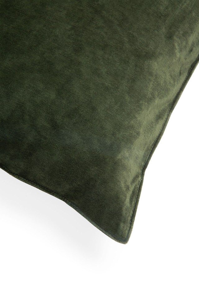 Nahaufnahme des Ethnicraft Velvet Kissens 60x40 cm in Olivgrün, weicher Samtstoff für Wohnzimmer und Schlafzimmer.