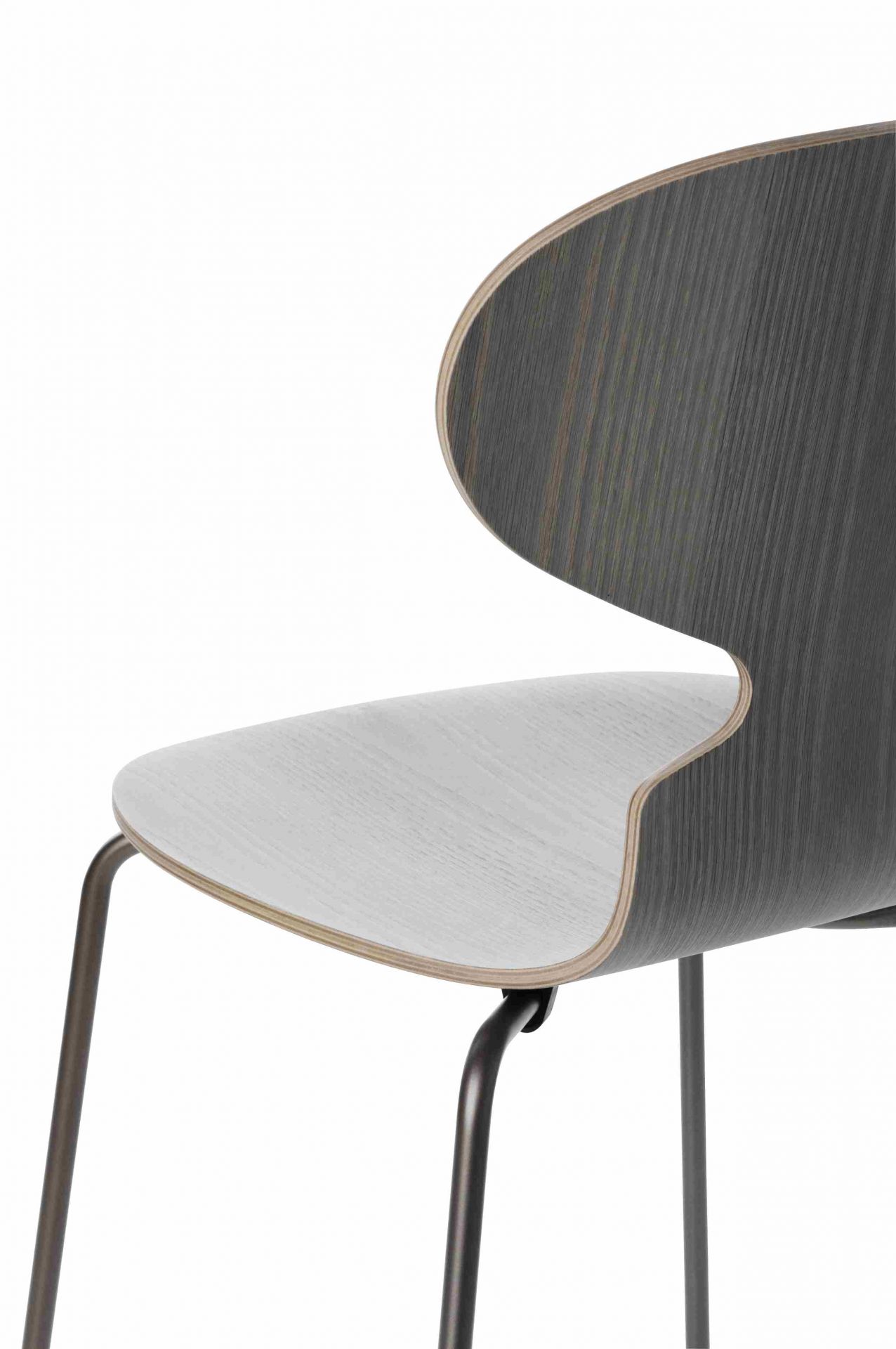 Detailaufnahme des Fritz Hansen "Die Ameise" Stuhls mit grauem Holzfurnier und vierbeinigen Metallgestell.