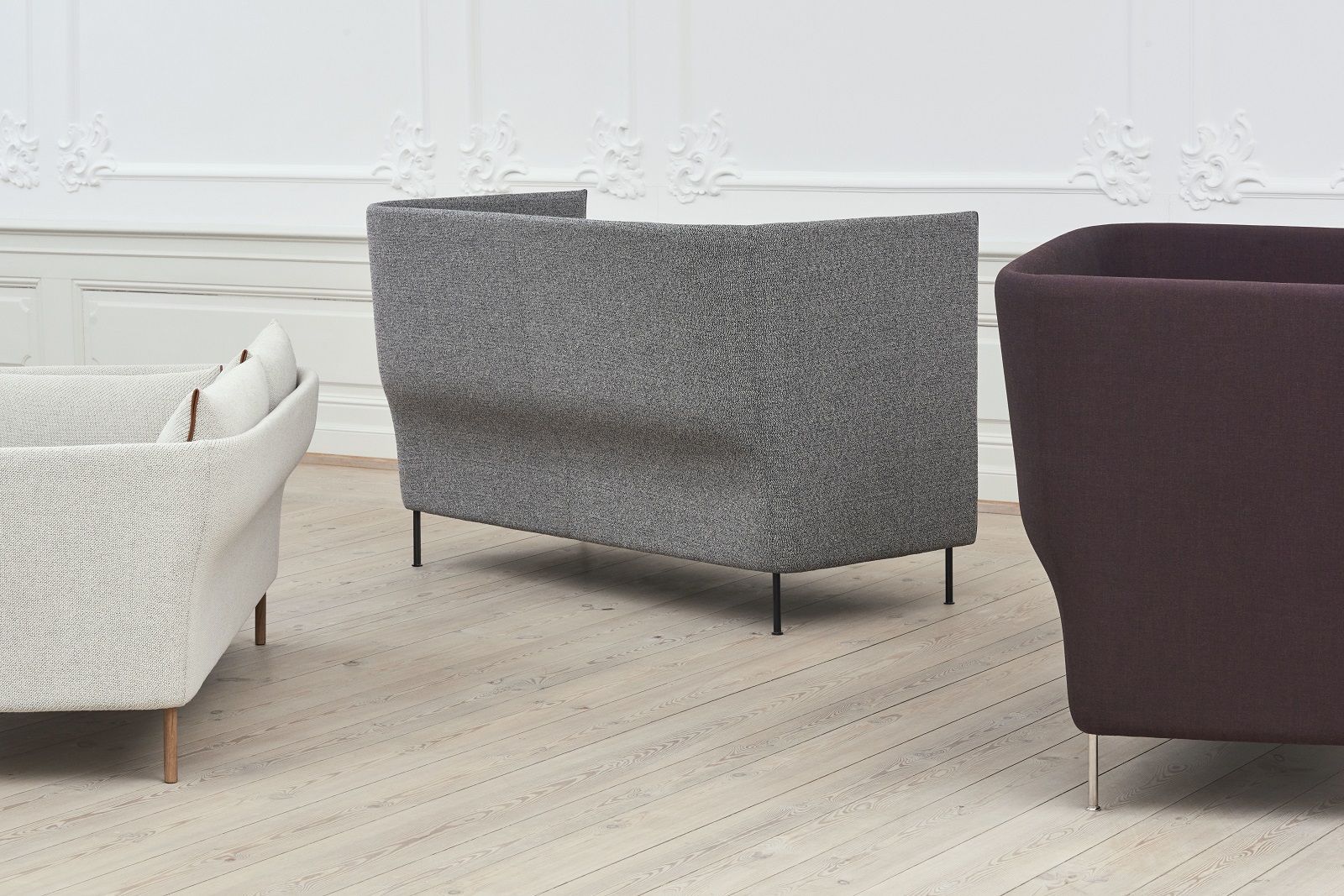 Graues Silhouette Sofa mit hoher Rückenlehne von Hay, modernes Design für Wohnzimmer und Büro.