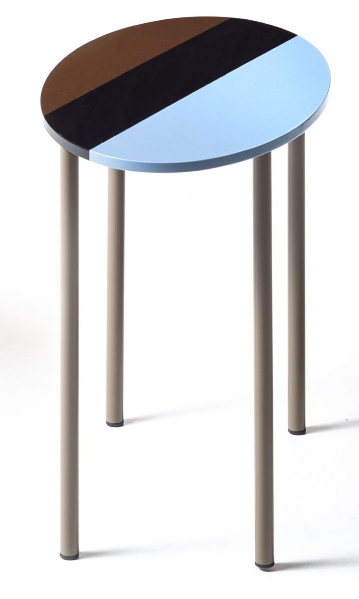 Ovaler Beistelltisch "Fishbone" von Moroso mit farbigem Muster und schlanken Beinen.