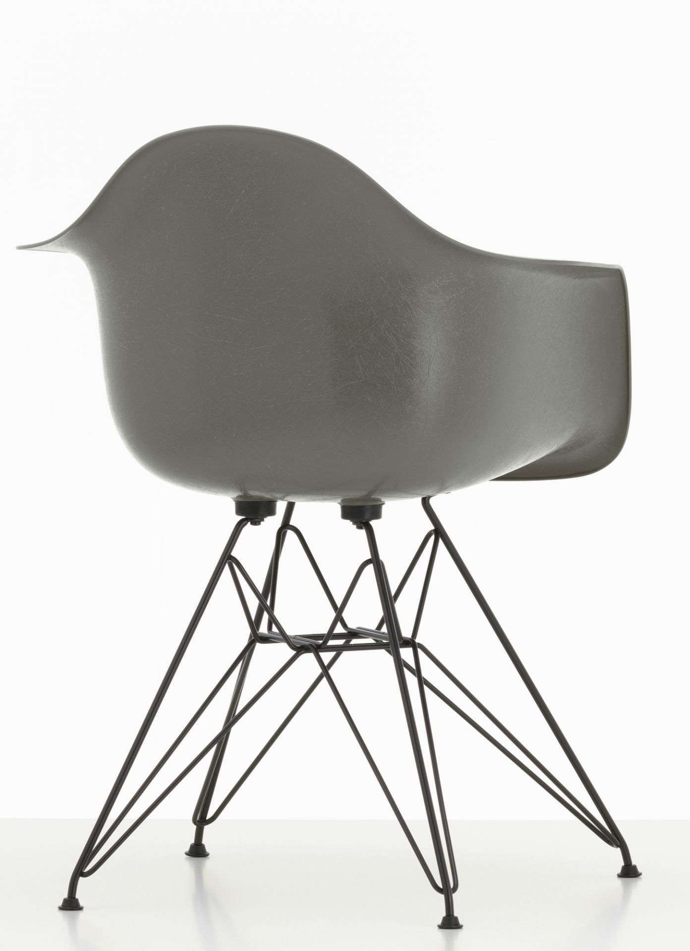 Grauer Eames Fiberglass Arm Chair DAR Stuhl von Vitra mit schwarzem Eiffelturm-Untergestell.