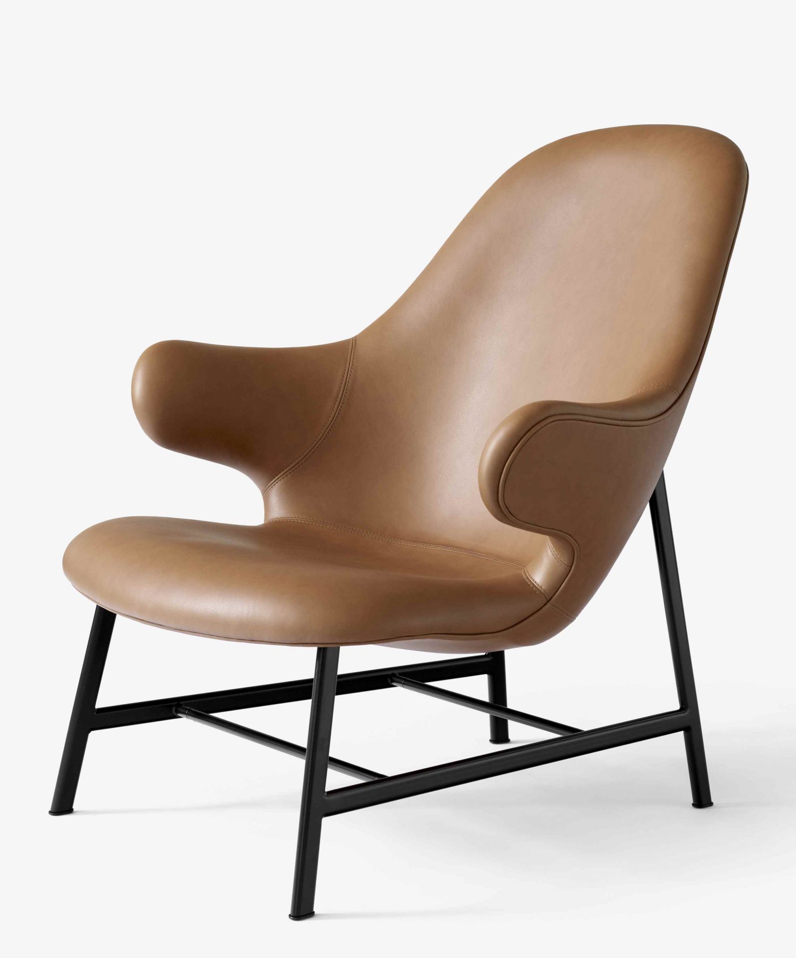 AndTradition Catch JH13 Lounge Sessel aus braunem Leder mit schwarzem Metallgestell.
