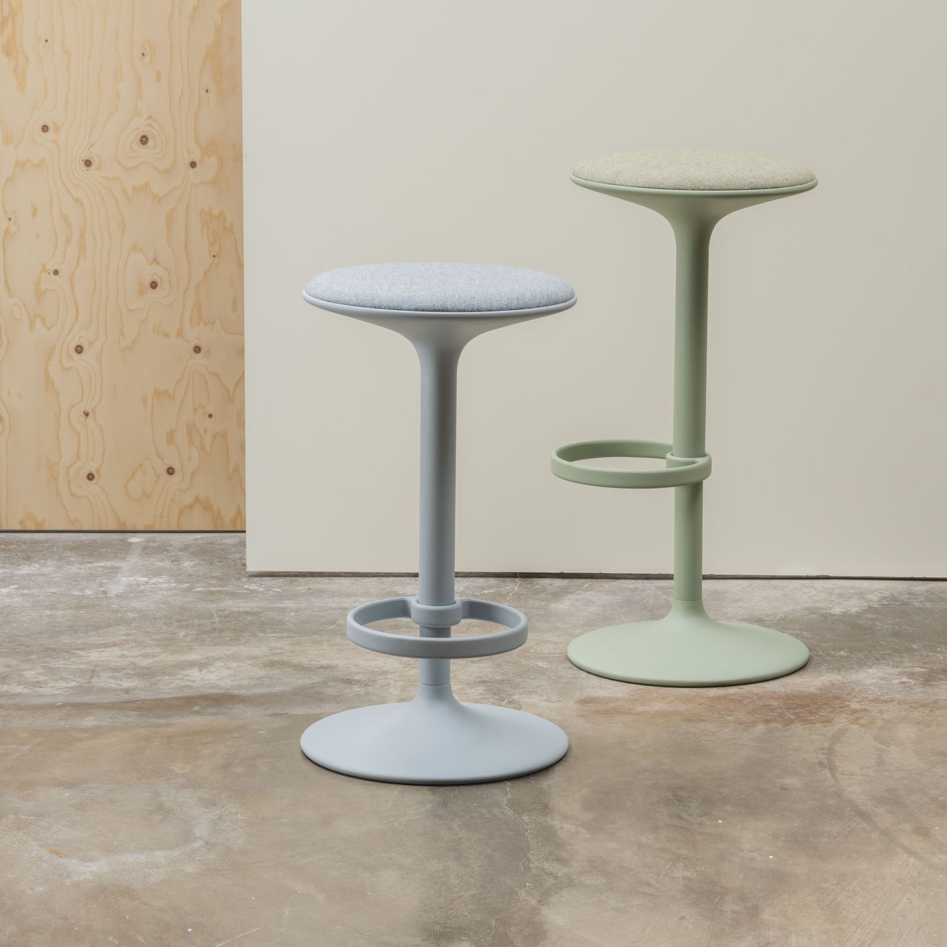 Zwei moderne Hula Barhocker von Andreu World in Pastellfarben, ideal für Küche und Bar.
