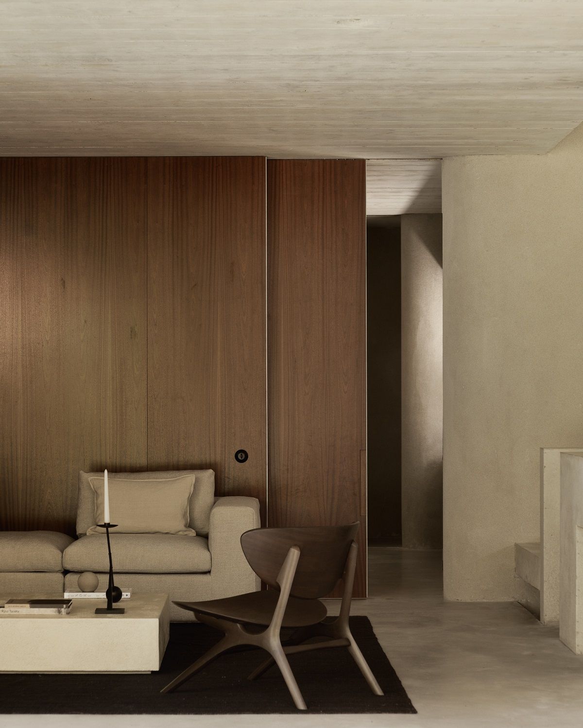 Wohnzimmer-Szene mit Ethnicraft Elements Couchtisch in Off White, rechteckig, aus Microcement, mit Sofa und Stuhl.