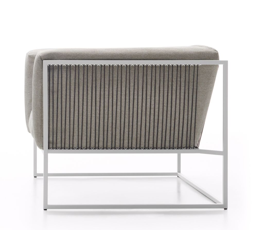 Arpa Sessel: Detailansicht der Rückenlehne mit grauem Stoff und weißem Rahmen. Outdoor-Möbel.