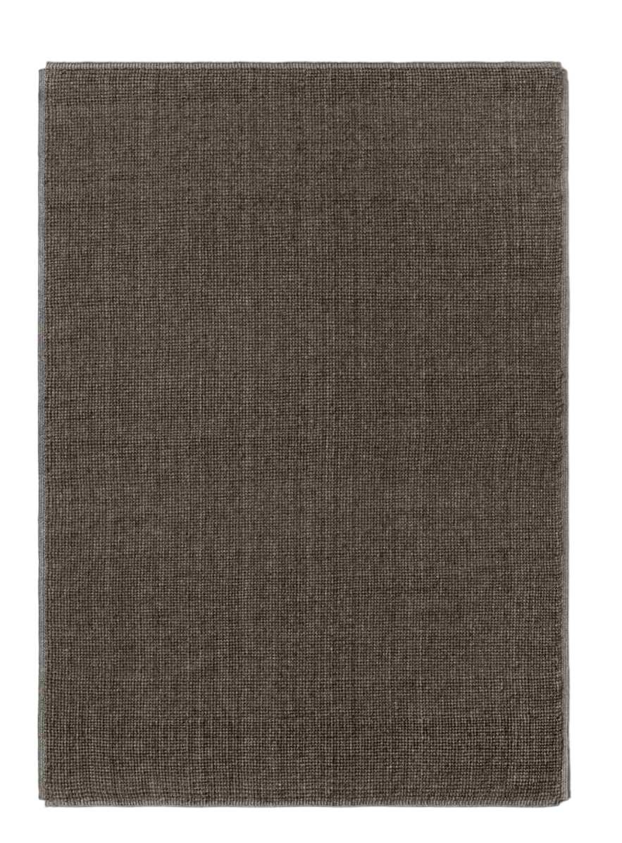Detailaufnahme des braunen AndTradition Collect Rug Teppichs mit feiner Textur.