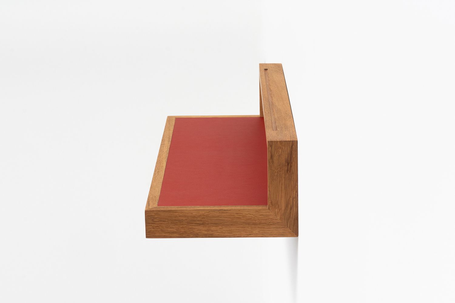 Ablageboard "buck das kleine b" aus Holz mit roter Ablagefläche, Seitenansicht. Wandregal für Büro oder Zuhause.