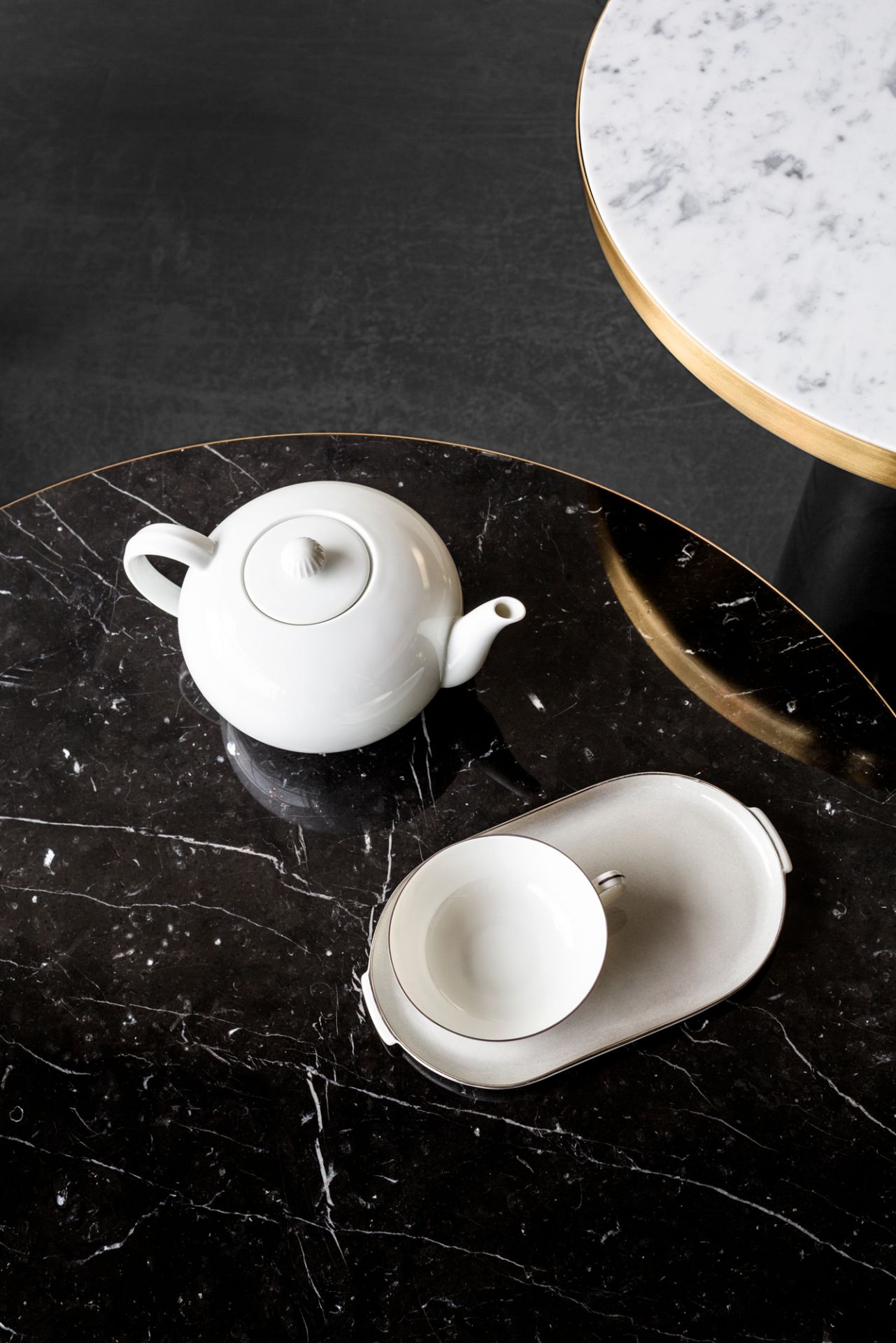 Schwarze Marmor Tischplatte für ClassiCon Bell Coffee Table mit Teekanne und Tasse.