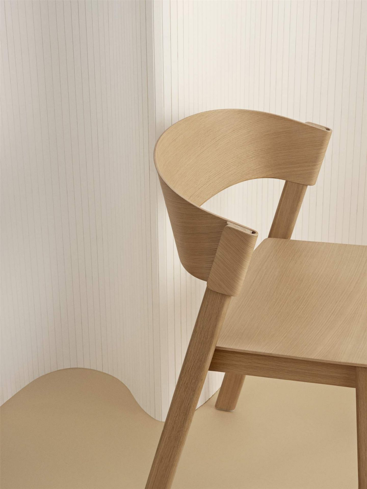 Detailaufnahme des Muuto Cover Side Chair Stuhls aus hellem Holz, modernes skandinavisches Design.