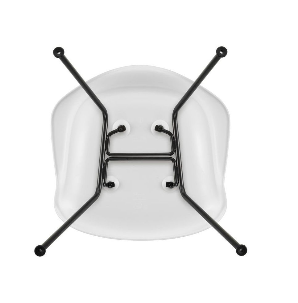 Detailansicht der Unterseite eines weißen Eames Plastic Arm Chair DAX Stuhls von Vitra mit schwarzem Metallgestell.