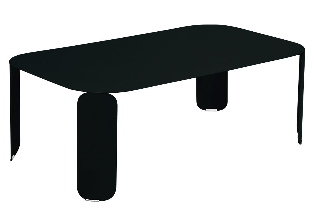 Schwarzer Fermob Bebop Outdoor-Tisch: Rechteckiger, niedriger Gartentisch aus Metall mit abgerundeten Ecken für Terrasse und Balkon.