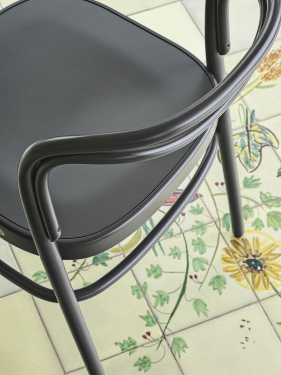 Detailaufnahme: Schwarzer Beaulieu Stuhl von Wiener GTV Design mit gebogenem Holzrahmen und Sitzfläche.