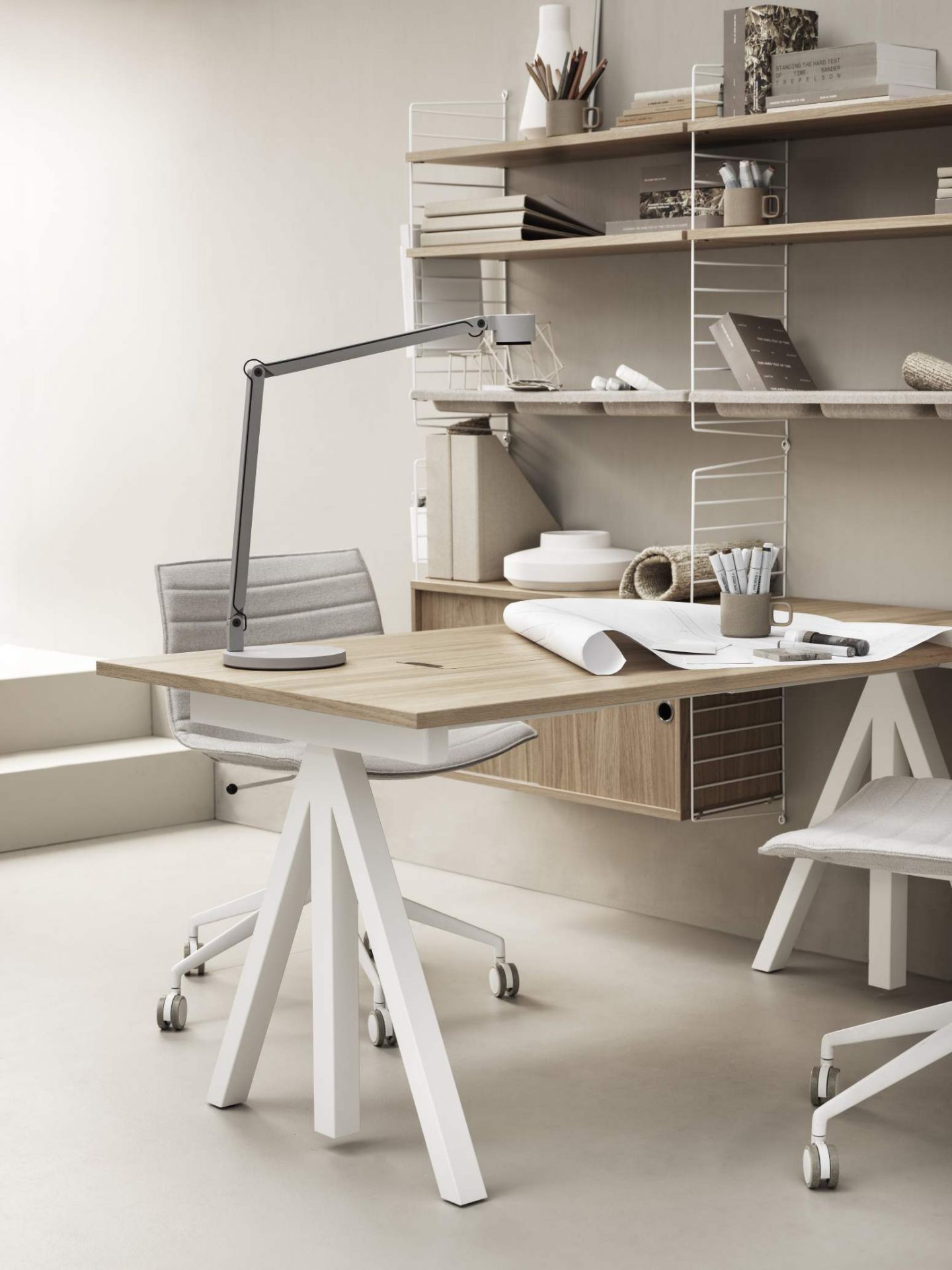 Wordesk Table Schreibtisch von String Furniture mit Schreibtischlampe und String Regal im modernen Arbeitszimmer.