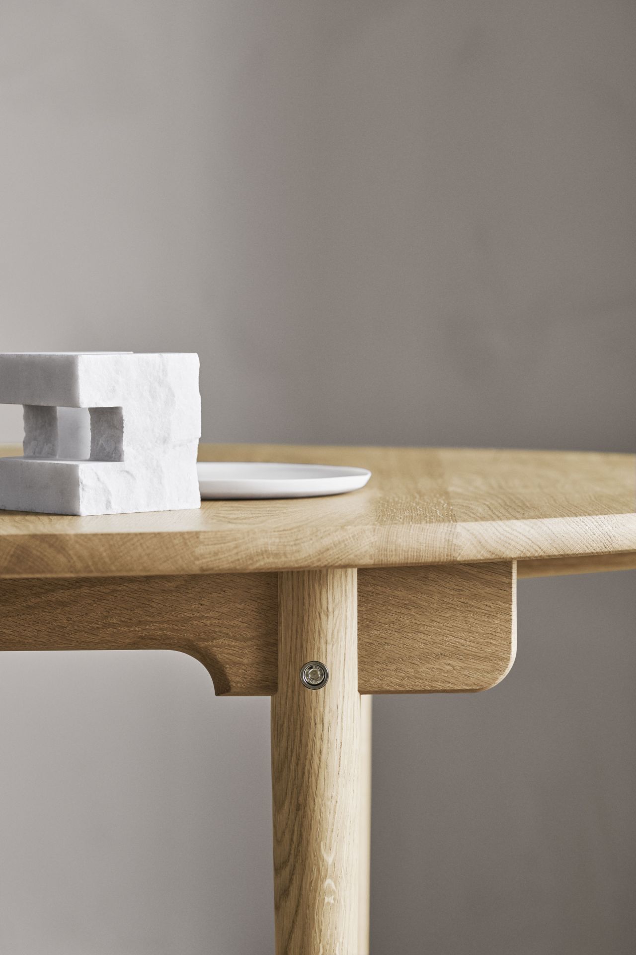 Detailansicht des CH337 Esstischs von Carl Hansen & Søn, Buche lackiert, ovale Tischplatte.