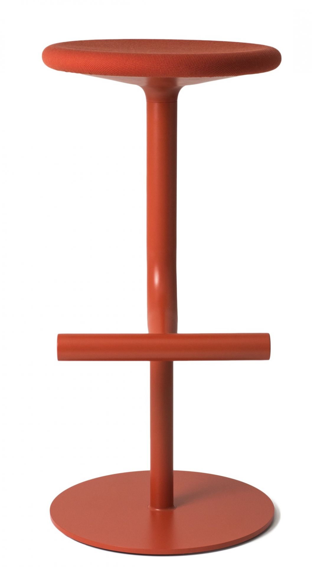 Roter Tibu Stool Hocker von Magis mit Fußstütze und runder Sitzfläche vor weißem Hintergrund.