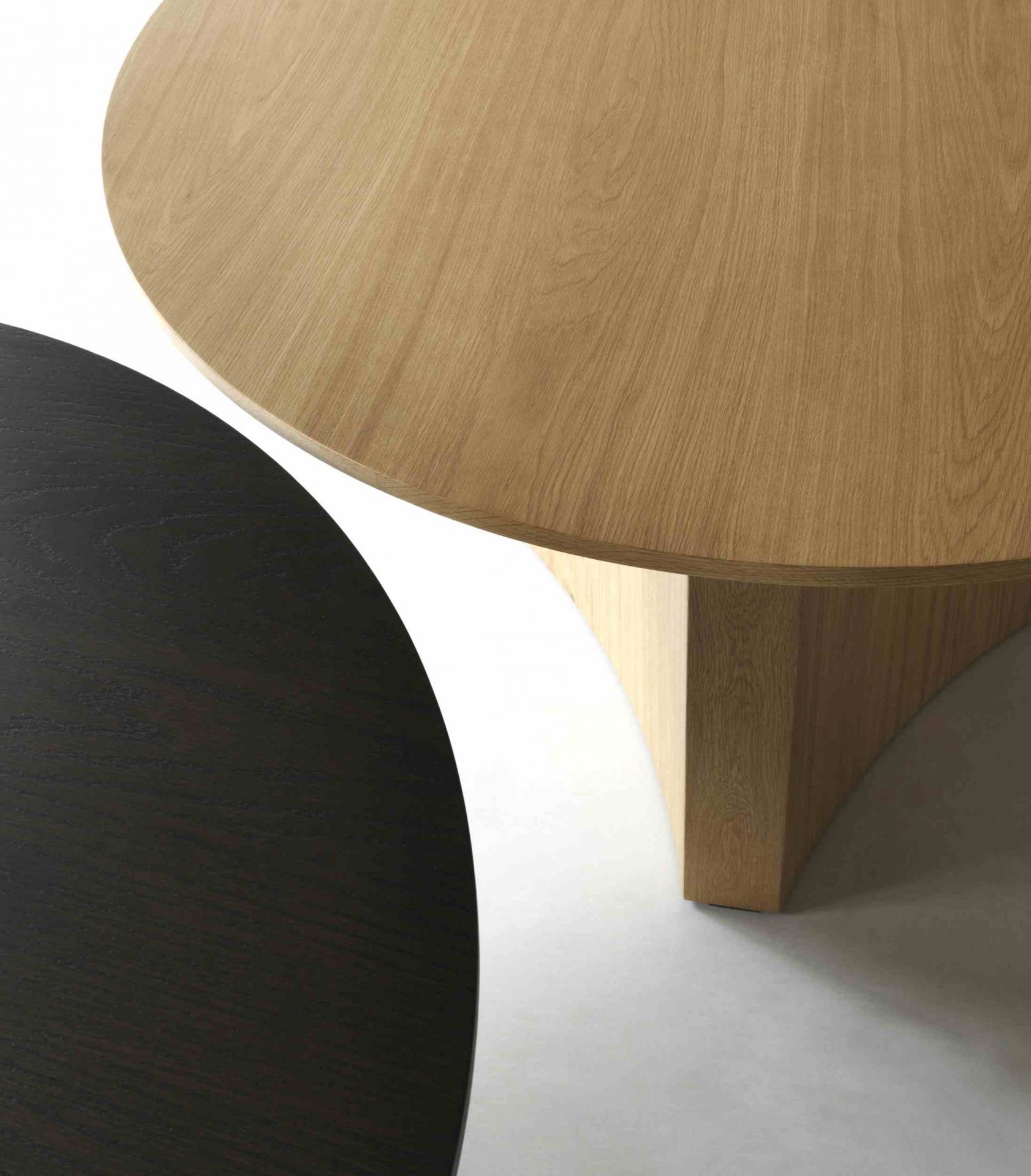 Detailaufnahme von zwei Bue Table Esstischen von Normann Copenhagen in Eiche und Schwarz.