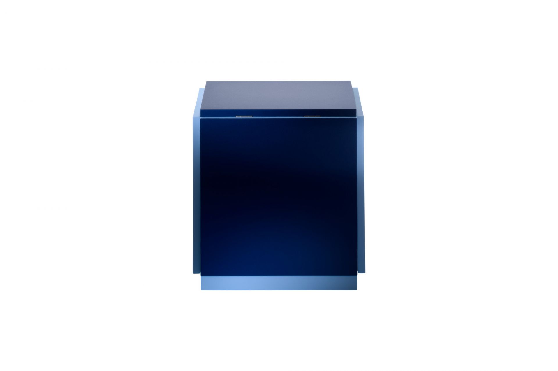 K10N Klapptisch von Tecta, Edition Bauhausnowhaus, geschlossen. Mobiler Tisch auf Rollen, blau.