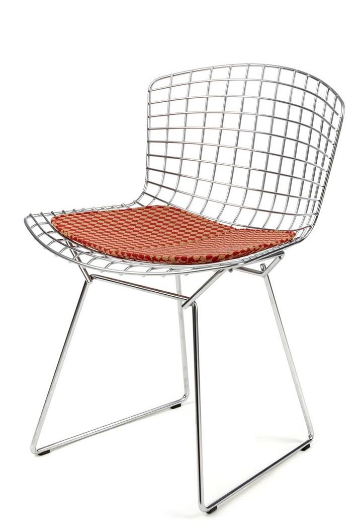 Bertoia Stuhl von Knoll International mit rotem Sitzkissen, Drahtstuhl Design für Esszimmer und Wohnbereich.