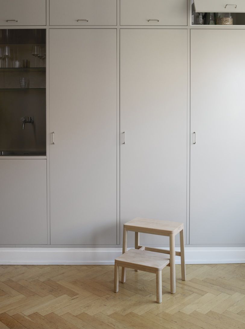 Noboru Trittleiter von Skagerak by Fritz Hansen aus hellem Holz vor grauen Schränken.