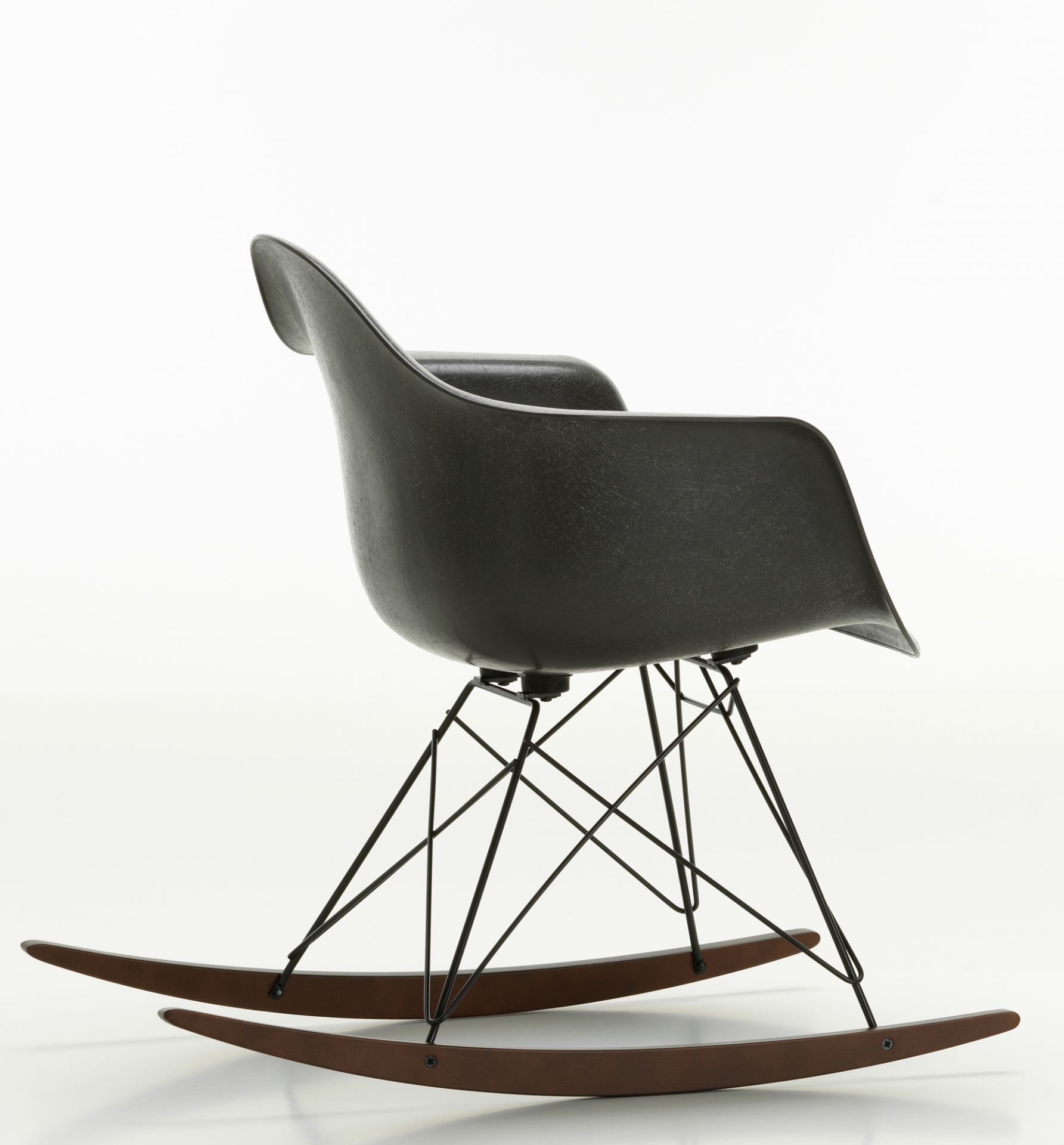 Schwarzer Eames Schaukelstuhl mit Armlehnen, Fiberglass Sitzschale und Holz-Kufen. Designklassiker für Wohnzimmer.