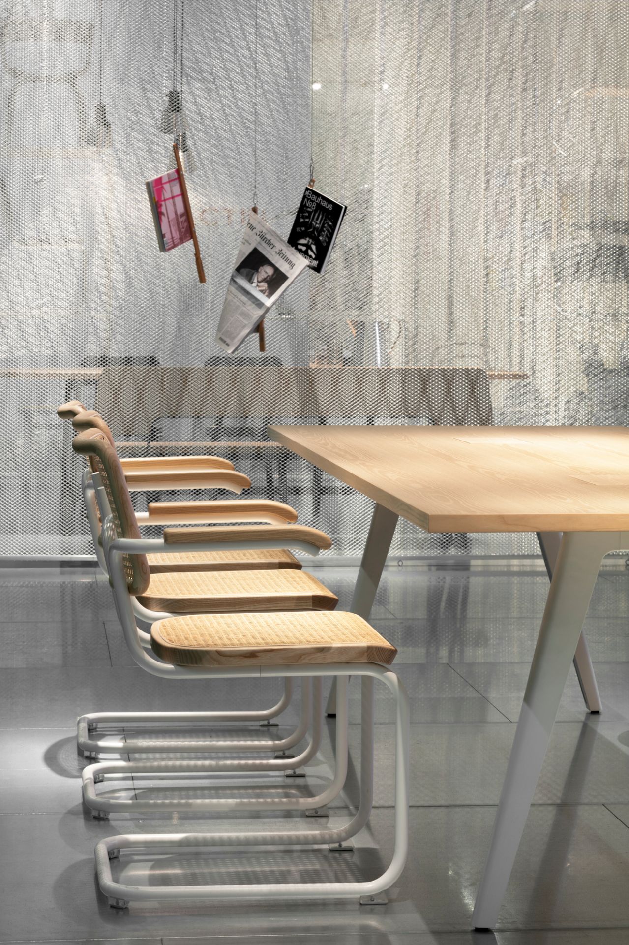 Detailaufnahme des Thonet 1500 Tisches mit Holzplatte und passenden Stühlen mit Wiener Geflecht.