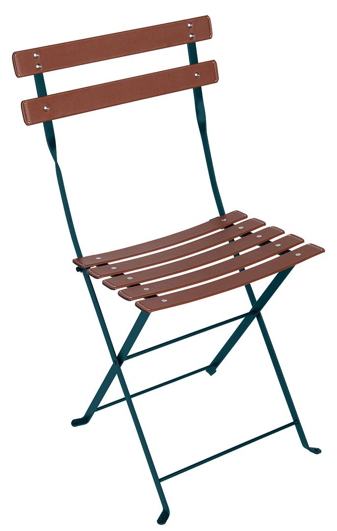 Fermob Bistro Stuhl: Klappbarer Outdoor-Stuhl mit braunen Ledersitzflächen und dunkelgrünem Metallgestell.