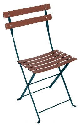 Fermob Bistro Stuhl: Klappbarer Outdoor-Stuhl mit braunen Ledersitzflächen und dunkelgrünem Metallgestell.