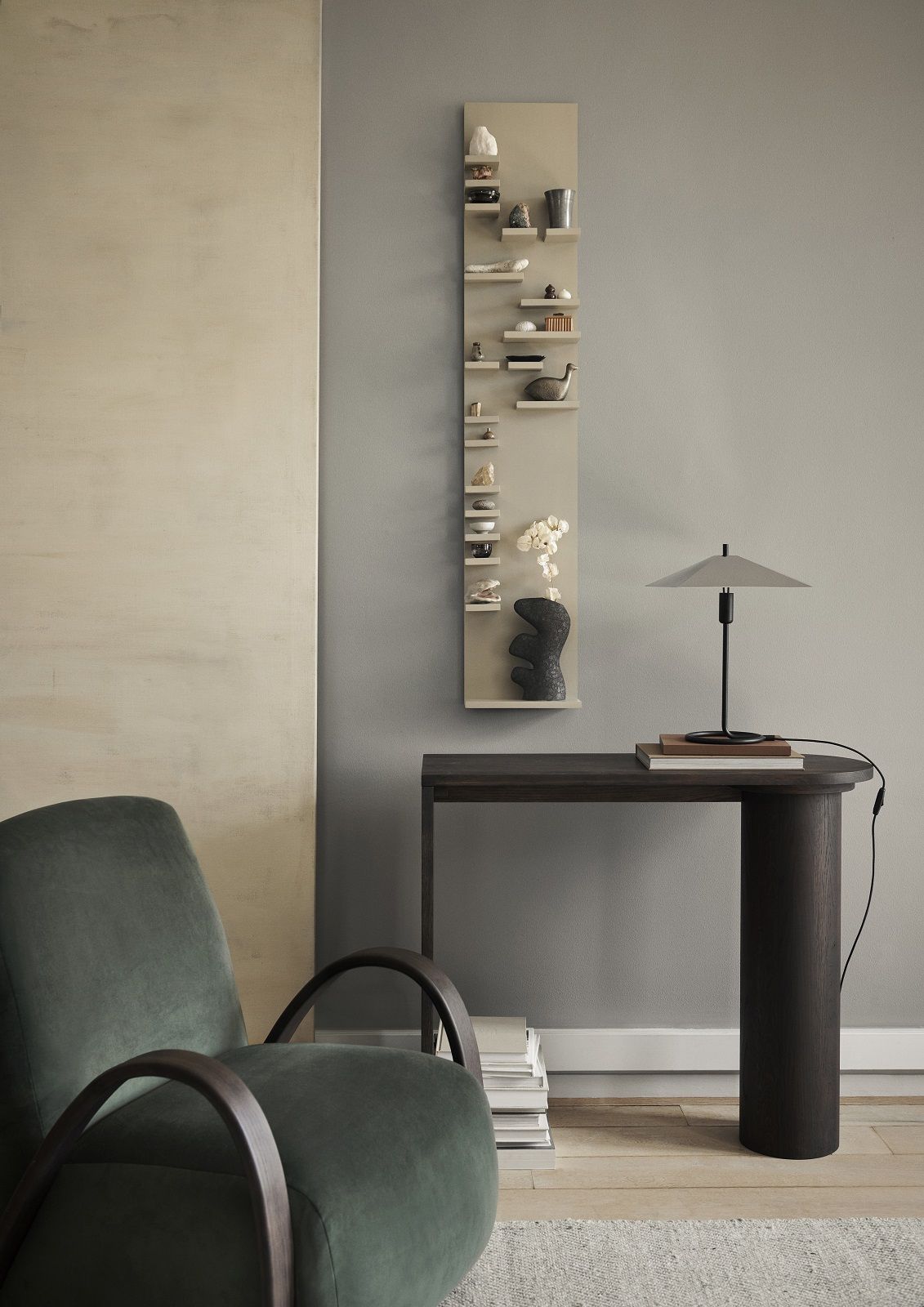 Grüner Buur Lounge Chair Sessel von Ferm Living mit Holzarmlenen in stilvollem Wohnambiente.
