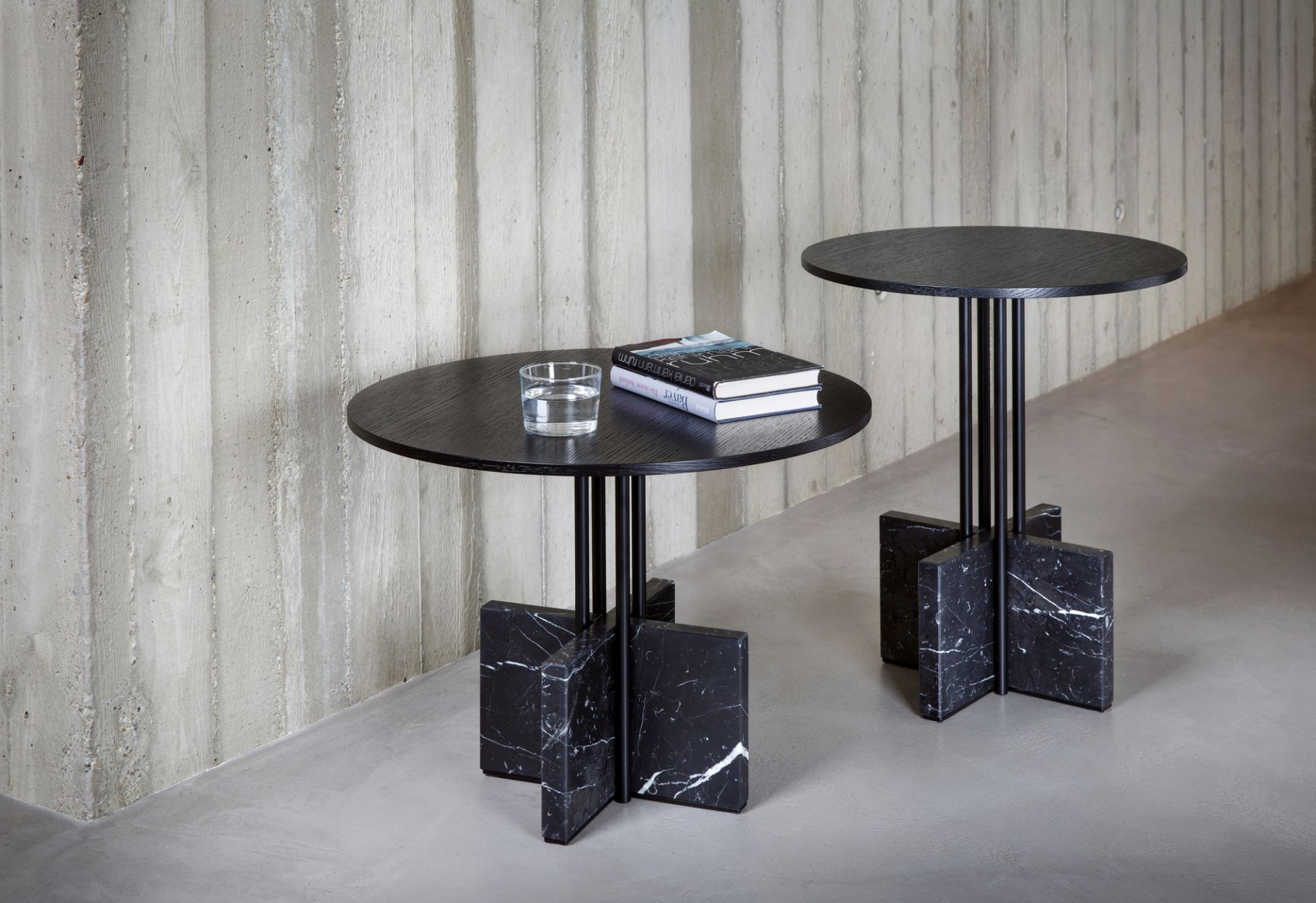 Gravity Table Beistelltisch Favius, zwei moderne, runde Tische aus dunklem Holz und Marmor-Fuß.