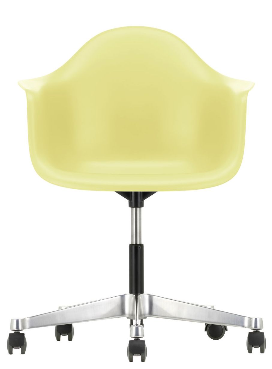 Vitra Eames Plastic Arm Chair PACC in Gelb, Bürostuhl mit Rollen und Aluminiumfuß.