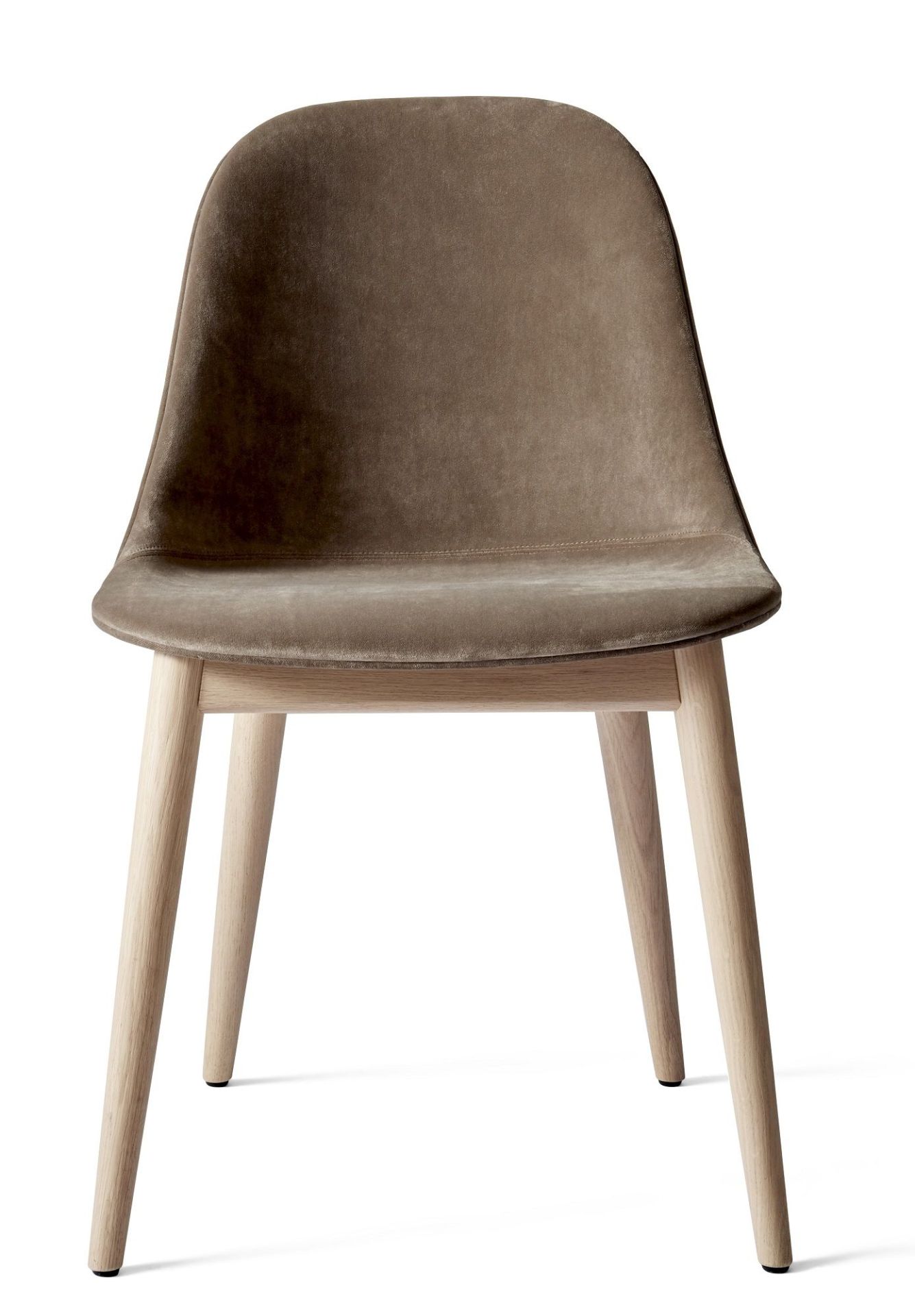 Harbour Side Dining Chair: Brauner Esszimmerstuhl von Audo Copenhagen mit Holzbeinen, Frontansicht.