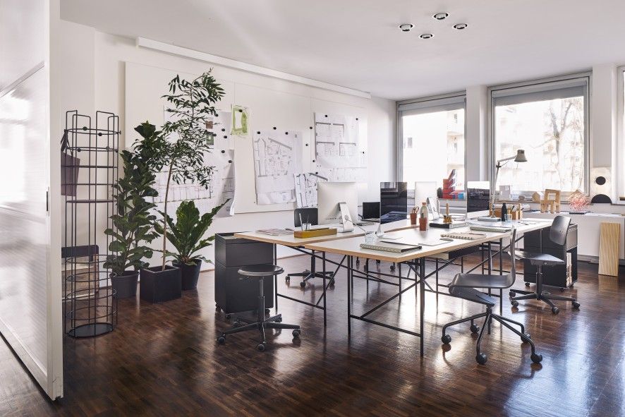 Büro mit mehreren Eiermann Tischen, weiße Melamin Tischplatten mit Eichekante, schwarze Tischgestelle.