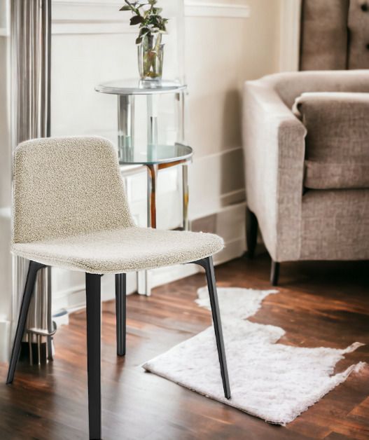 KN07 Stuhl von Knoll International mit beigem Stoffbezug und schwarzen Beinen im modernen Wohnzimmer.