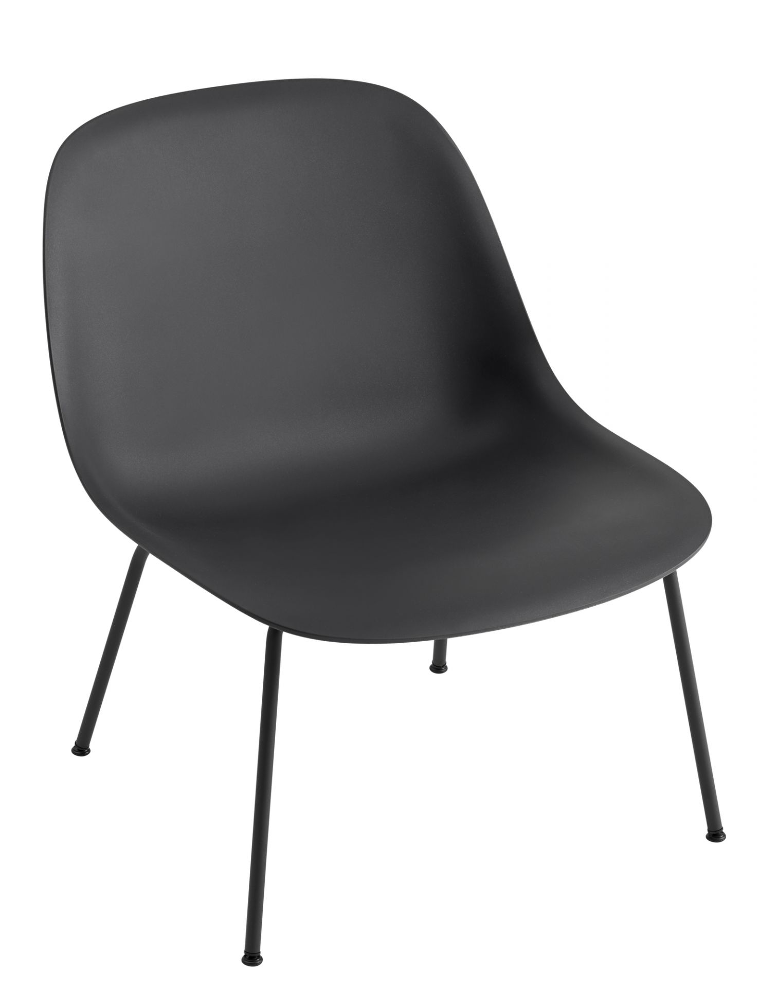 Schwarzer Fiber Lounge Chair von Muuto mit minimalistischem Design und Stahlrohrgestell, freigestellt auf weißem Hintergrund.