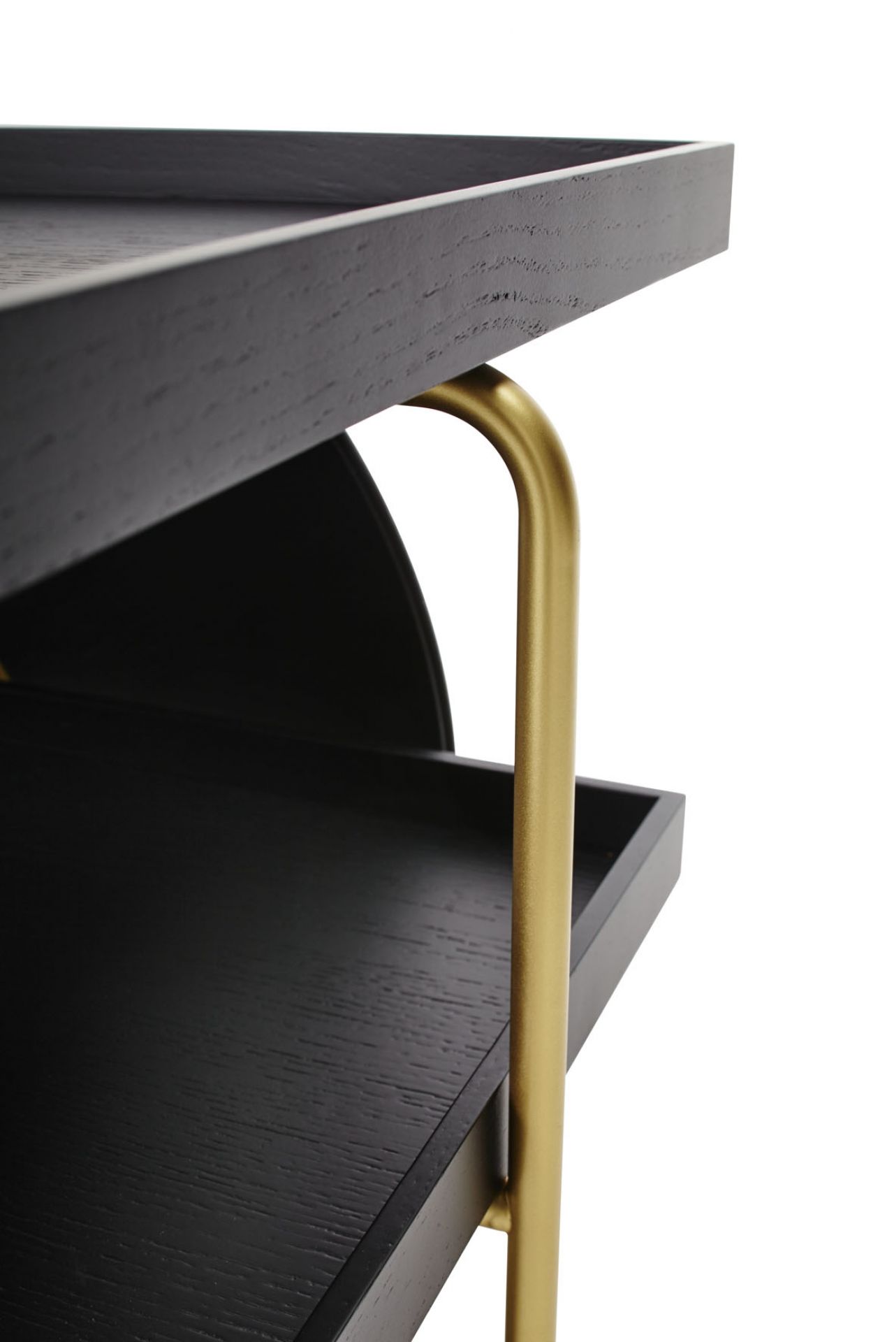 Detailaufnahme des Casamania Horm Servierwagens Chariot in Schwarz mit goldenem Gestell.