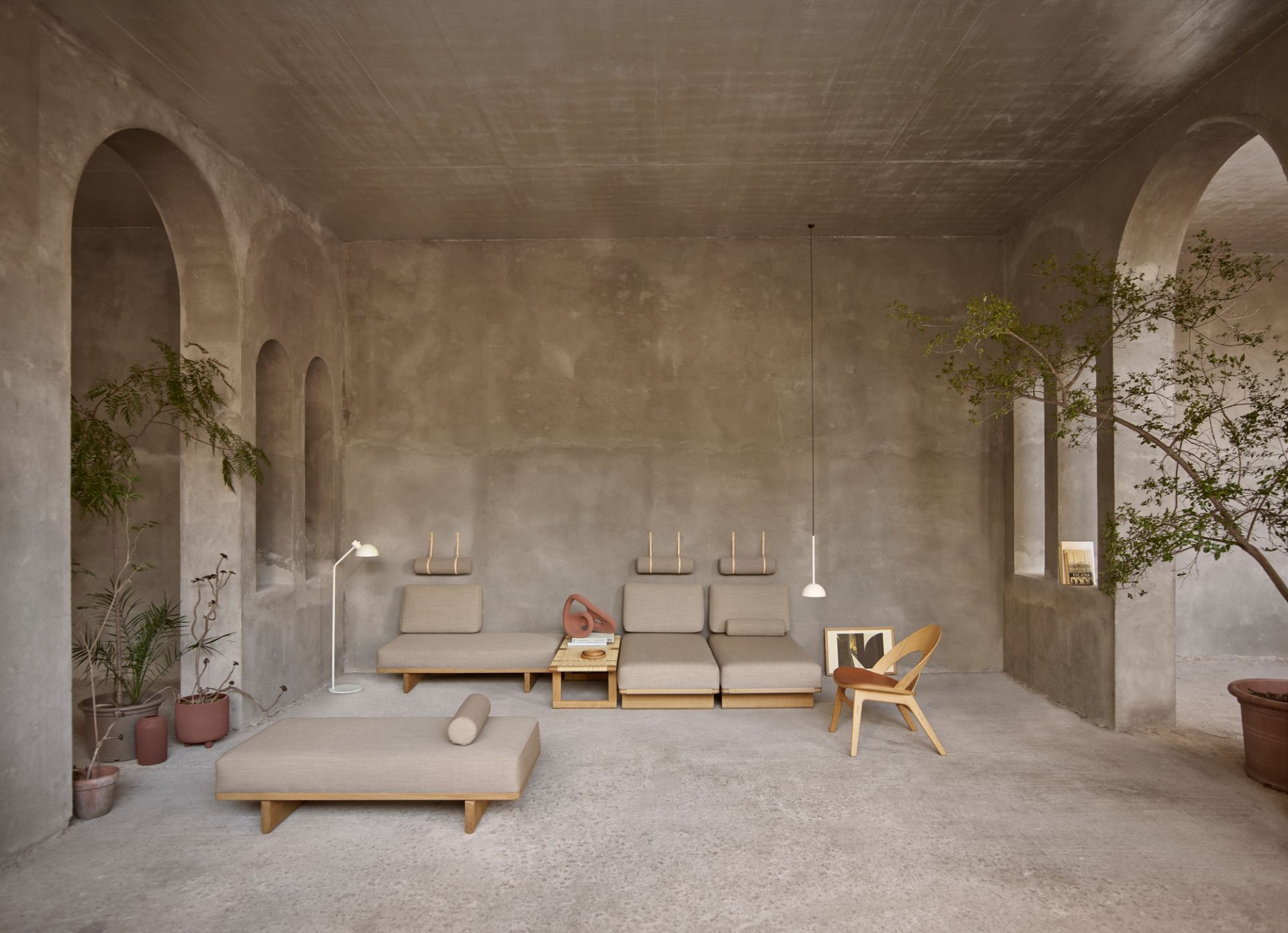 Helles Interieur mit modularem Carl Hansen Daybed BM0865 Tagesbett, Sessel und Beistelltisch aus Holz.