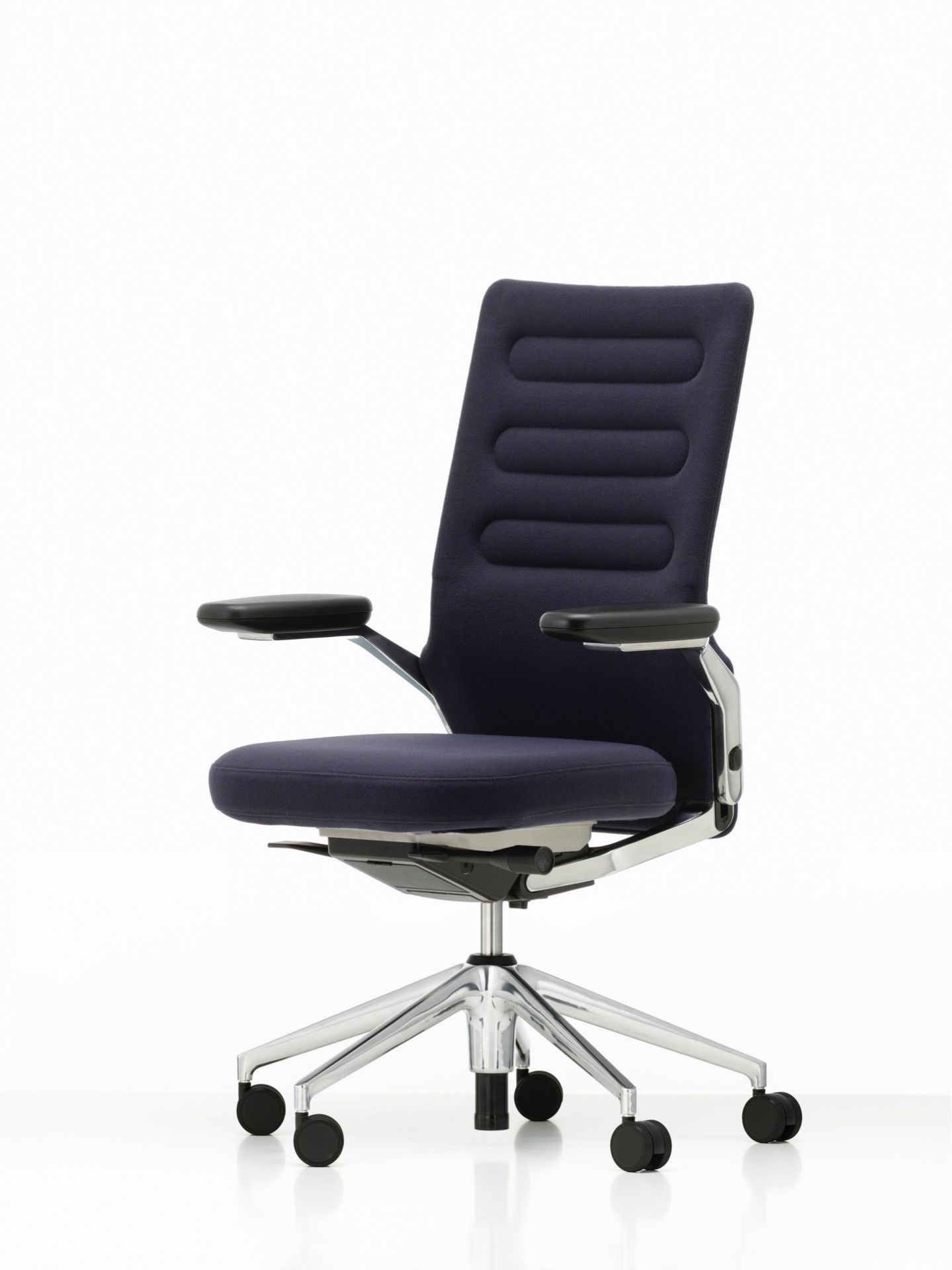 Vitra AC5 Work Bürodrehstuhl in Dunkelblau mit Chromfußkreuz und verstellbarer Lumbalstütze.