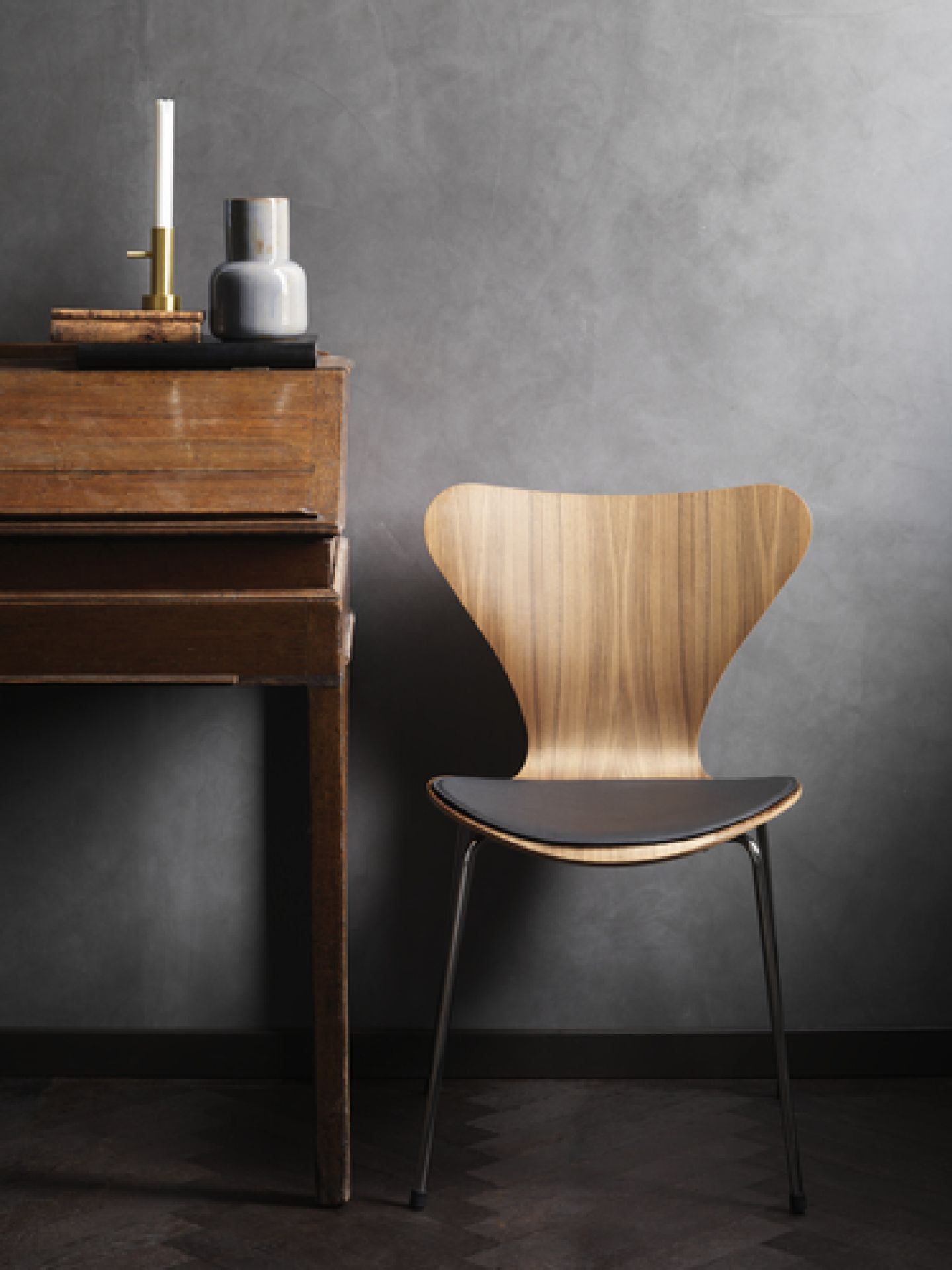 Holzstuhl Siebener mit schwarzem Sitzkissen. Sitzkissen für Fritz Hansen 3107 Stuhl verbessert Sitzkomfort.