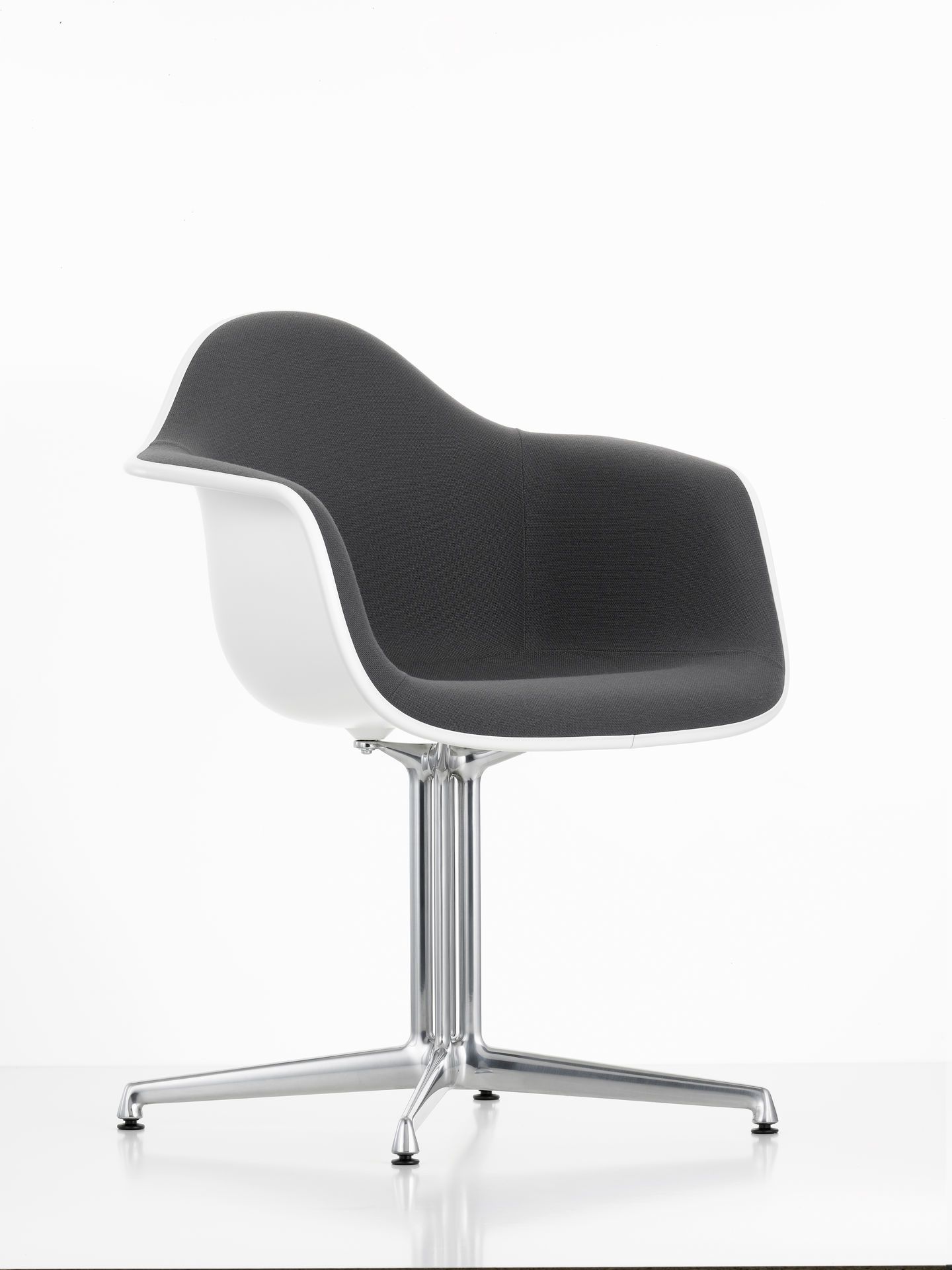 Vitra Eames Plastic Arm Chair DAL, vollgepolsterter Stuhl mit weißer Schale und Chromfuß.