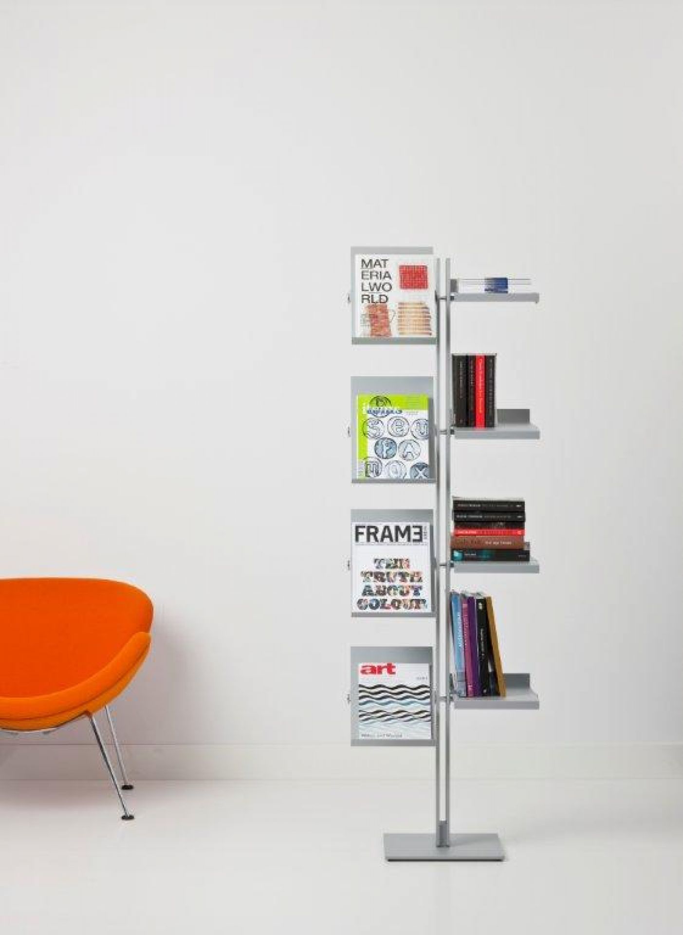 Flexxible Prospektständer von Cascando, ein graues Regal mit Zeitschriften und Büchern, modernes Design für Büro oder Zuhause.