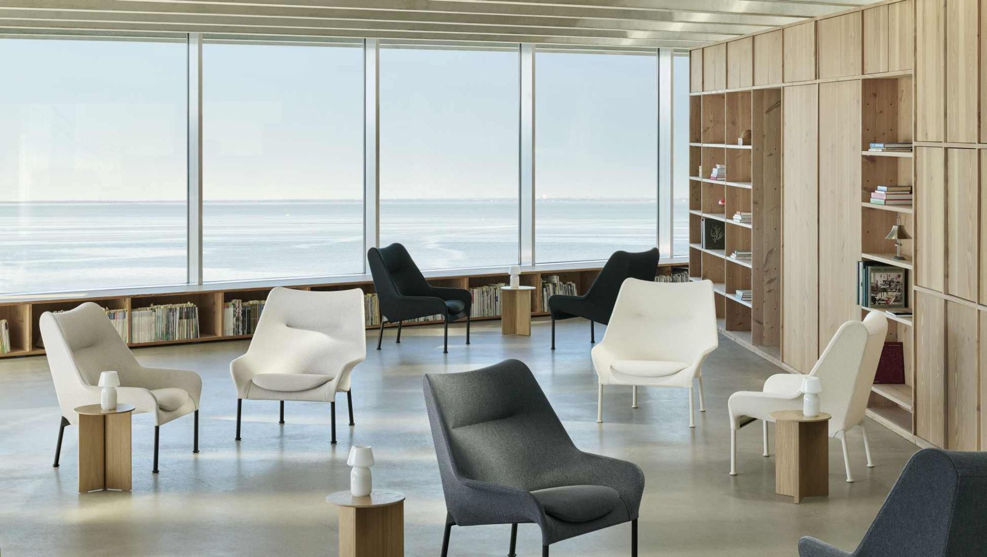 Helle und moderne Büroraum-Szene mit mehreren Hay 02 Lounge Sesseln in verschiedenen Farben.