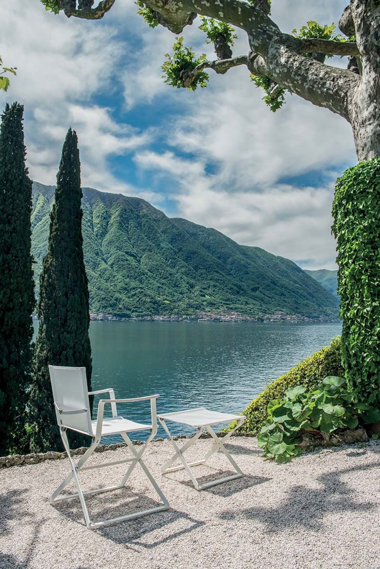 Ciak Hocker von Emu, klappbar, für den Outdoor-Bereich. Gartenmöbel mit Blick auf See und Berge.