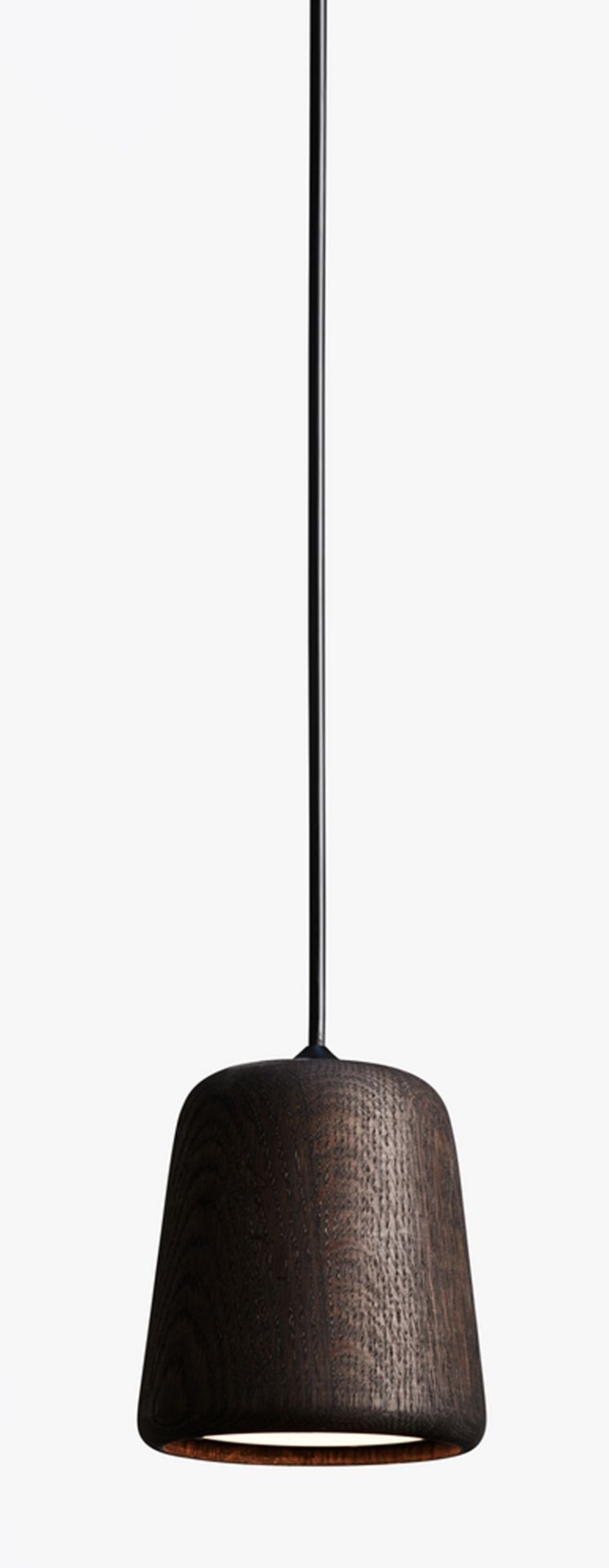 Material Pendant Lampe von New Works aus geräucherter Eiche mit schwarzem Kabel.