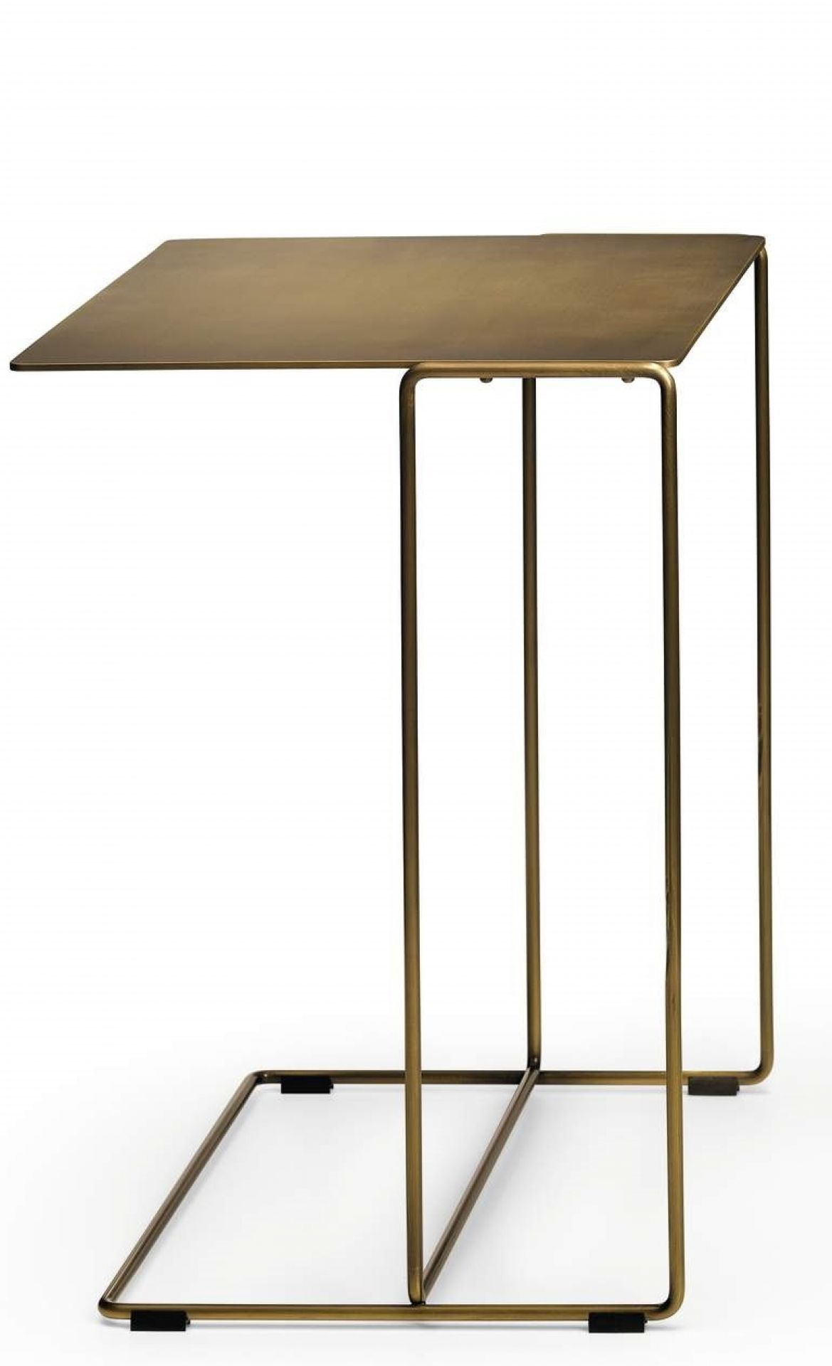 Oki Beistelltisch von Walter Knoll, quadratische Tischplatte aus Messing mit filigranem Metallgestell.