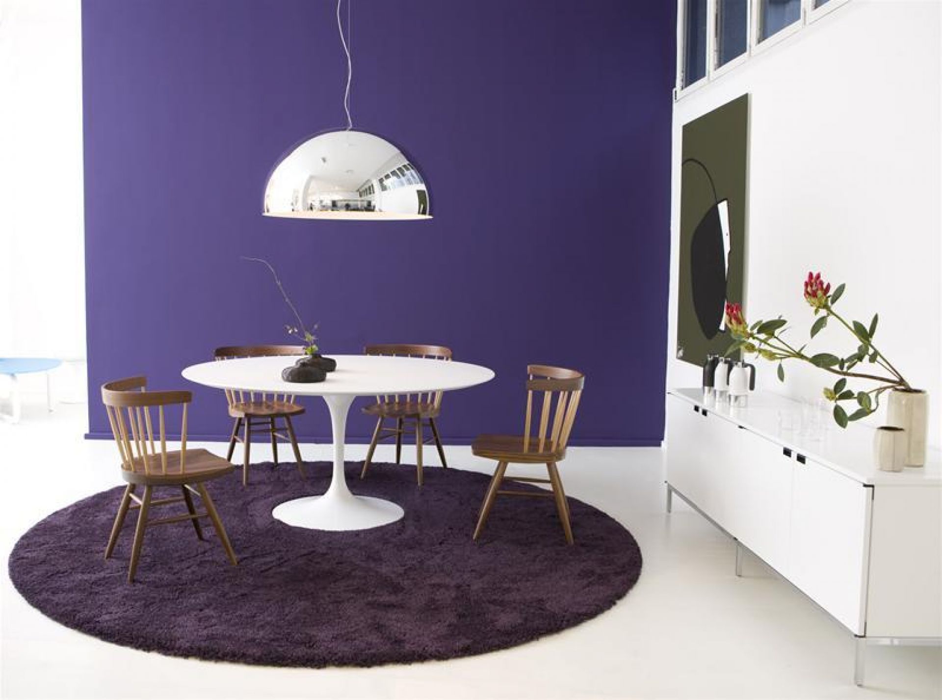Esszimmer mit rundem Tisch, lila Teppich und vier Straight Stühlen von Knoll International.