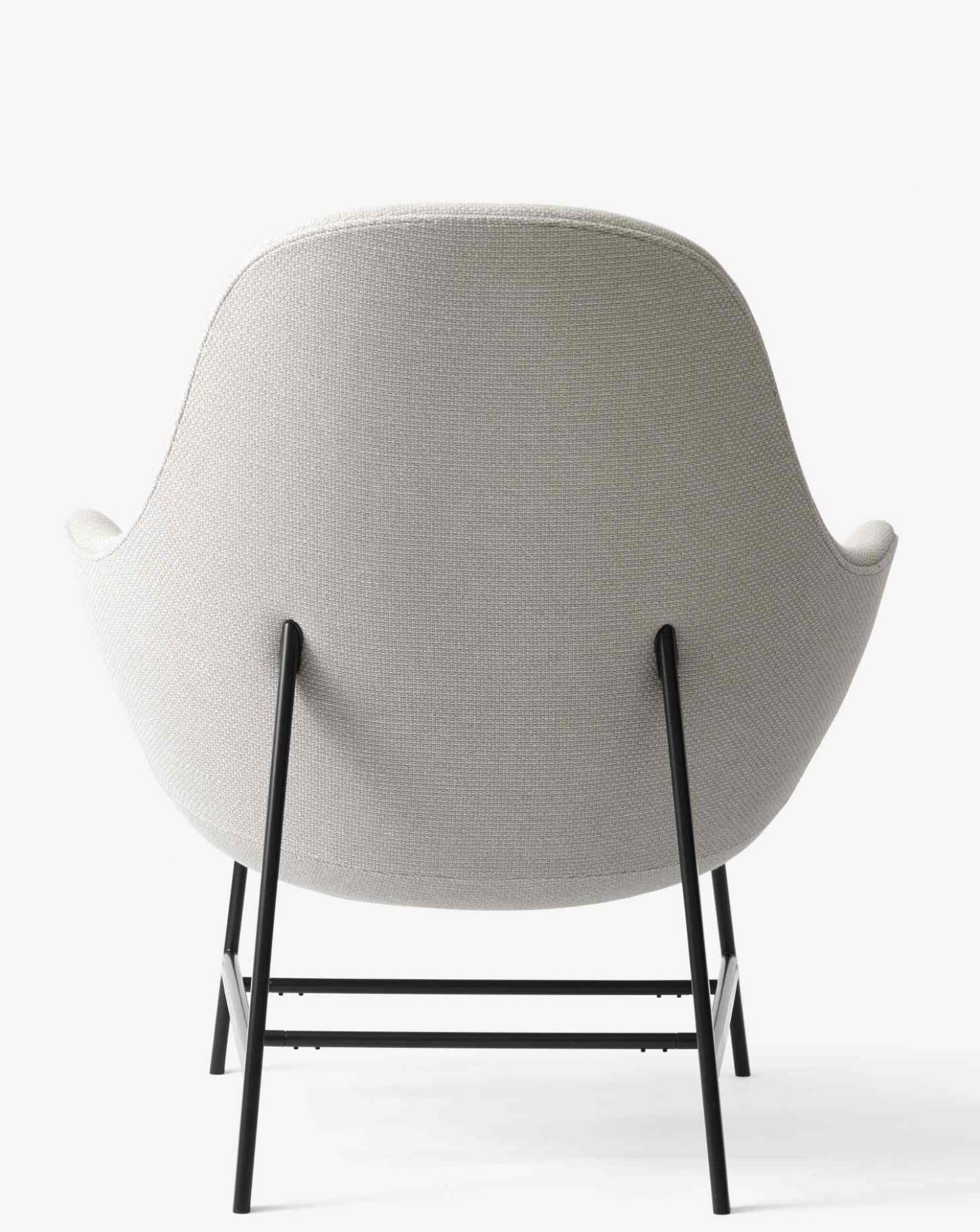 Rückansicht des Catch JH13 Lounge Sessels von AndTradition mit grauem Stoffbezug und schwarzem Metallgestell.
