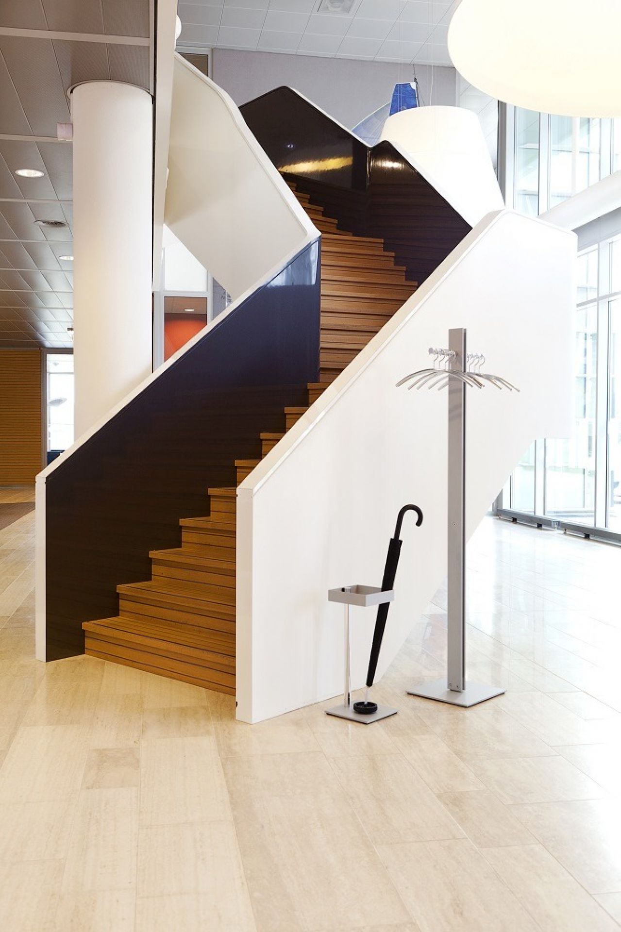 Standfree Garderobenständer von Cascando neben einer Treppe, ideal für Büro und Empfangsbereich.