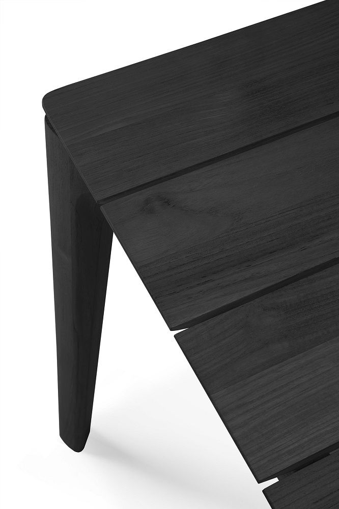 Detailaufnahme des schwarzen Ethnicraft Bok Outdoor Esstisches aus Teakholz, lackiert und mit Holzmaserung.