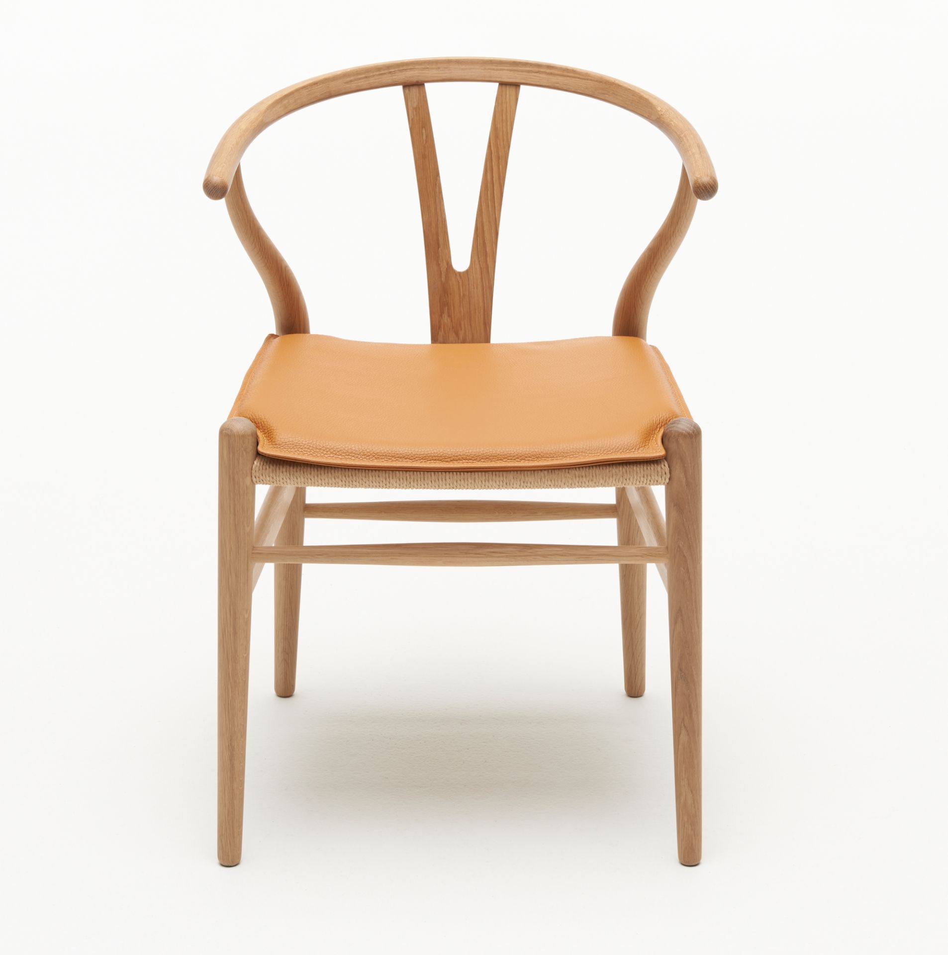 Sitzkissen aus Leder für CH24 Wishbone Chair, Carl Hansen Möbel, Vorderansicht auf weißem Hintergrund.